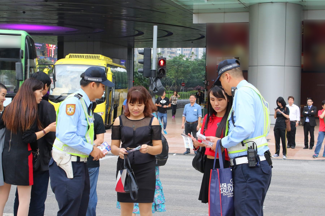 警員向市民旅客派發交通安全單張