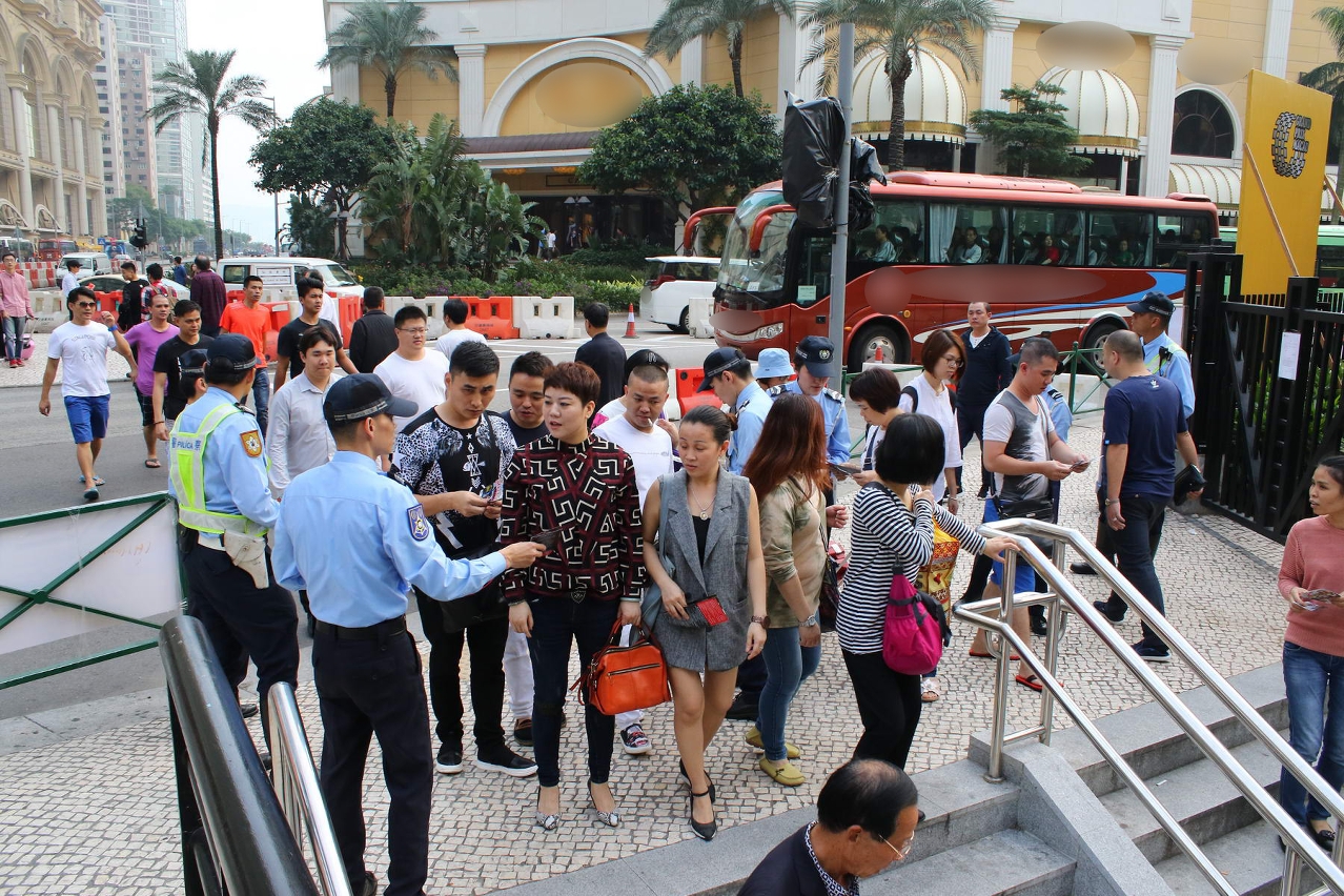 警員向市民旅客派發防罪宣傳單張2