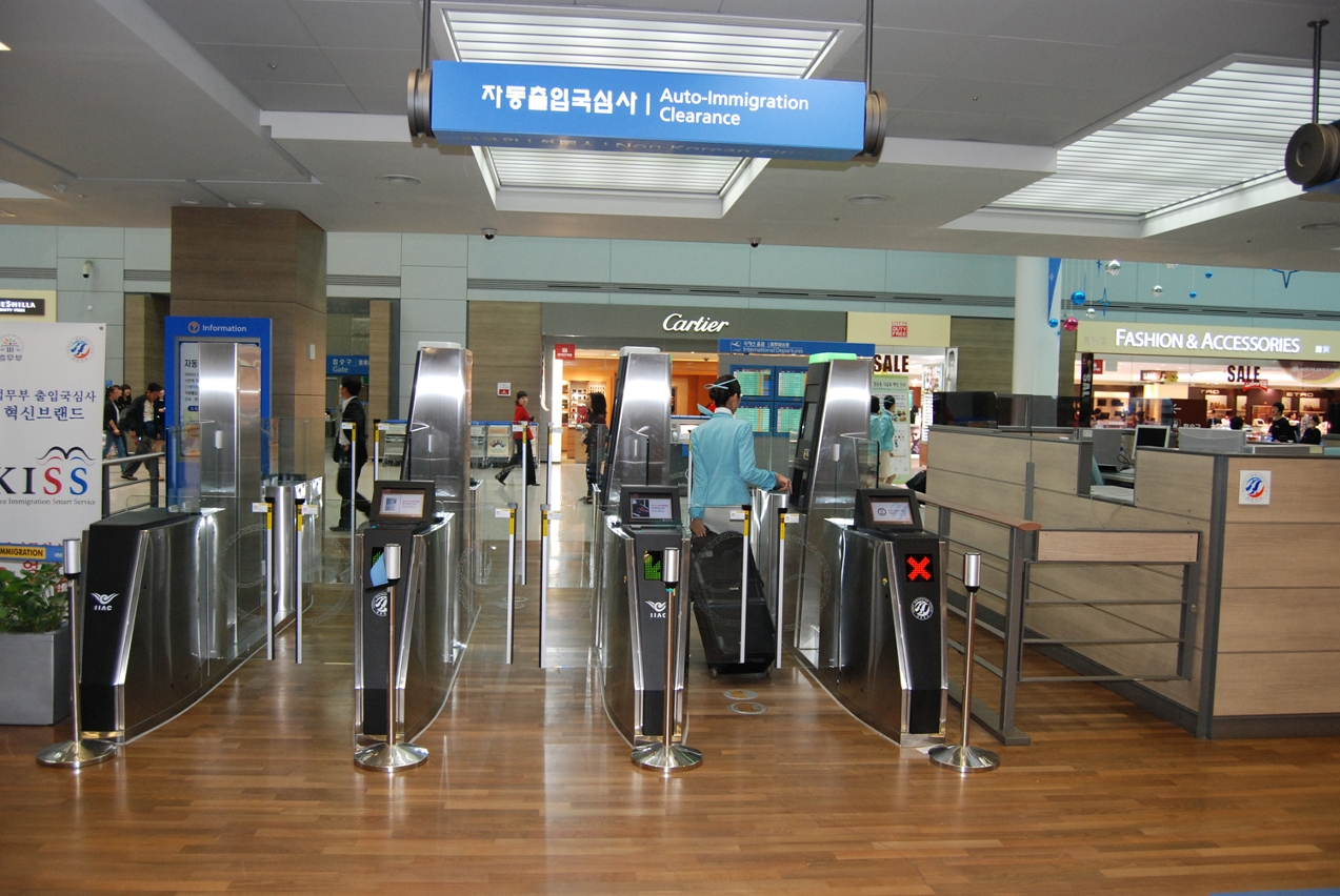 Residentes de Macau utilizam as passagens automáticas de imigração na entrada e saída da Coreia do Sul