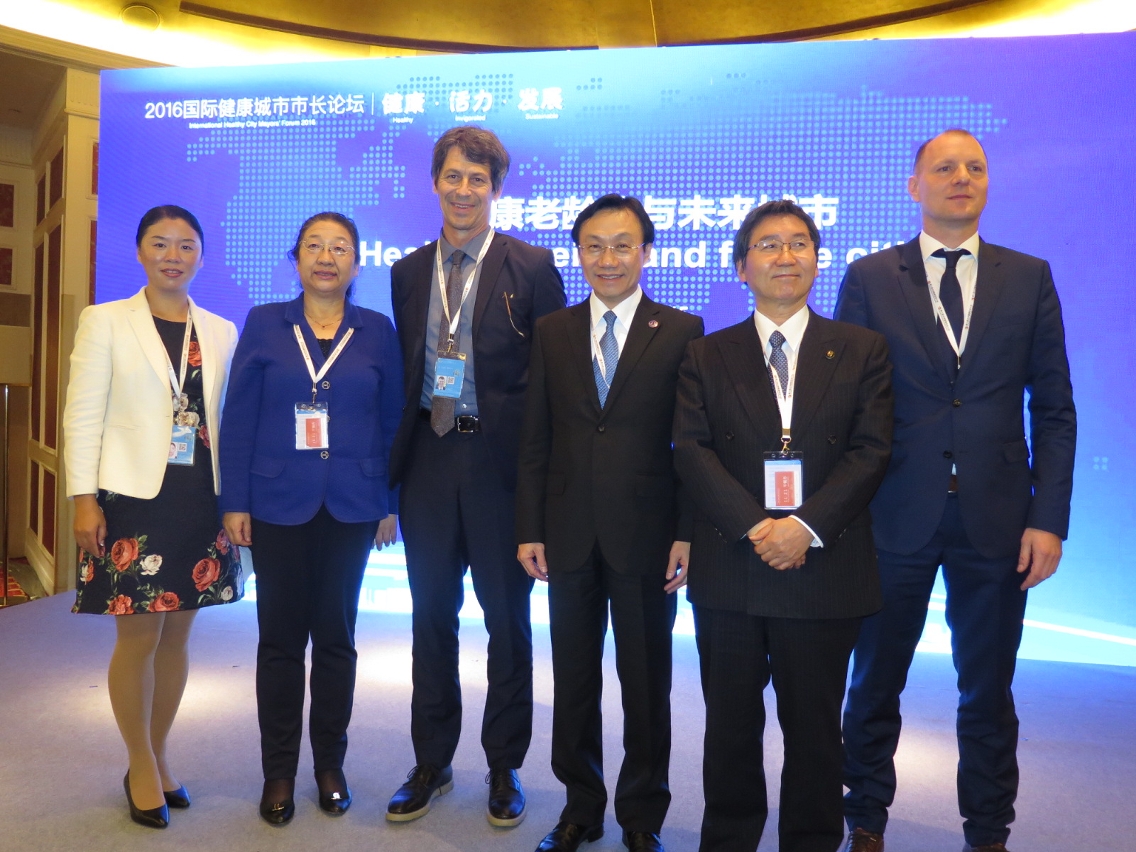 譚俊榮與參加“老齡化健康與城市未來”研討的嘉賓合影