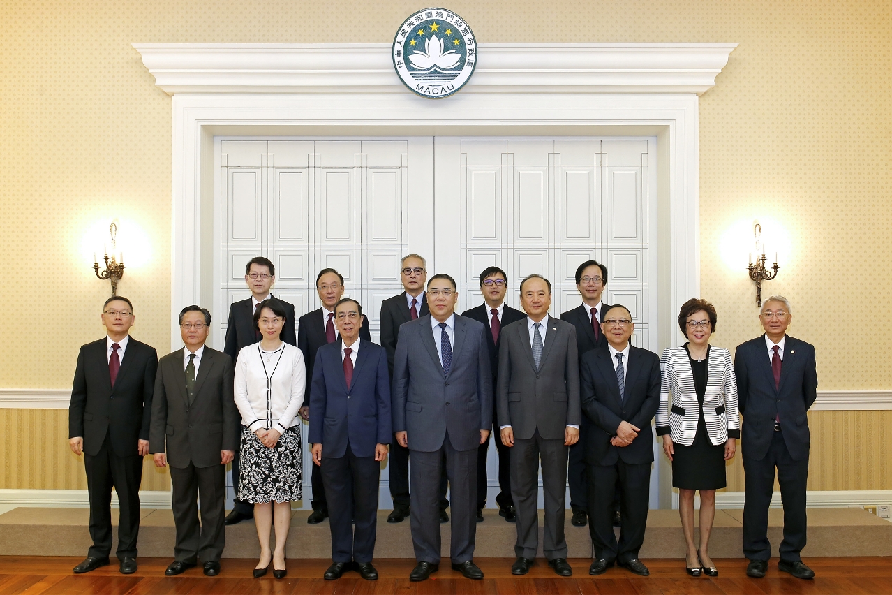 行政長官崔世安會見澳門中華總商會一行及合影