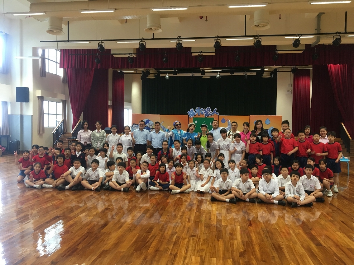 師生與威水超人等演員合照