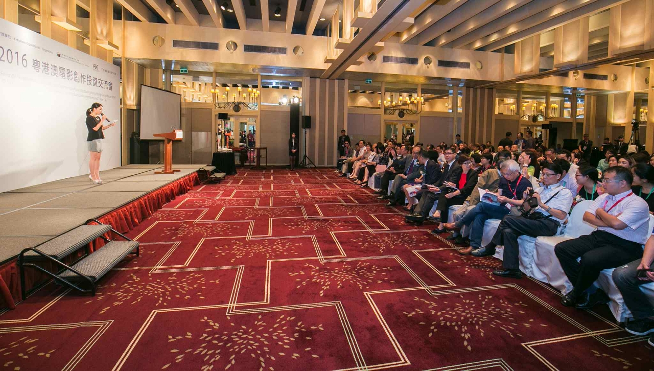 A “Feira de Investimento na Produção Cinematográfica entre Guangdong-Hong Kong-Macau” vem sendo realizada em Macau desde 2014, tendo como objectivos proporcionar uma plataforma de alta qualidade e de facilitação de contactos aos investidores e produtores de cinema das três regiões.