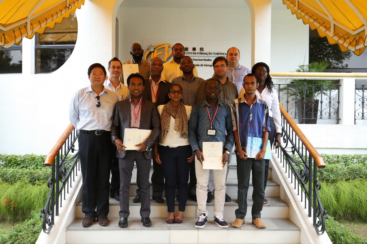 Participants took a group photo with the lecturers.