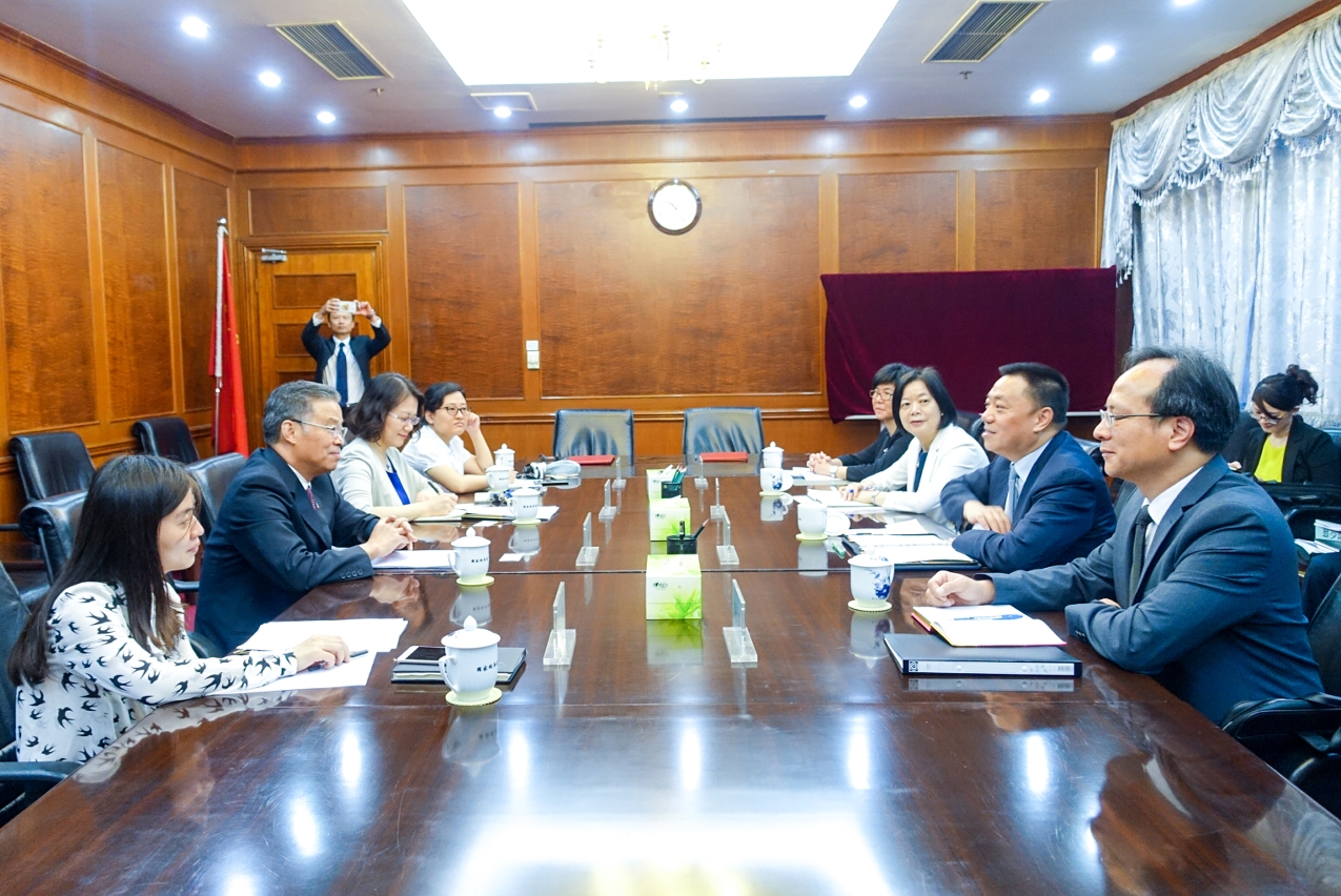 The Secretary for Economy and Finance, Mr Leong Vai Tac (pictured right, centre), and the Deputy Administrator of the State Administration of Taxation, Mr Wang Qinfeng (pictured left, centre), at the working meeting on Tuesday (July 19).
