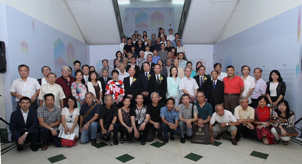 Fotografia dos convidados e dos membros da Associação dos Artistas de Belas Artes de Macau