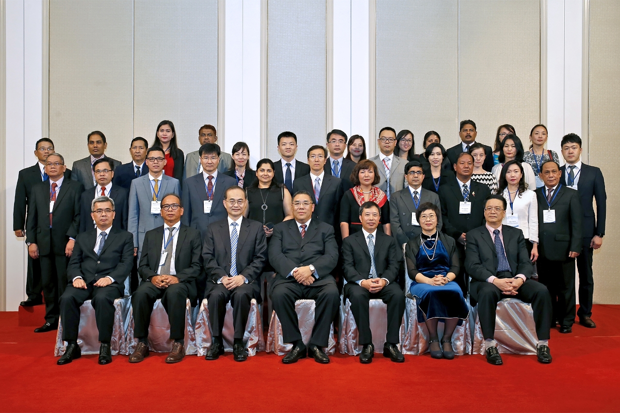 The Chief Executive, Mr Chui Sai On (first row, centre), poses for a group photograph with the delegation of high-level officials of judicial and law enforcement agencies from neighbouring countries invited to a meeting on judicial and legal cooperation.