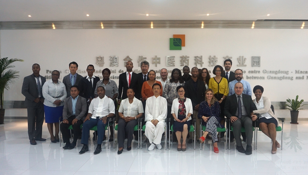 Foto dos participantes do Colóquio de Cooperação no domínio da Medicina Tradicional dos Países de Língua Portuguesa juntos com peritos e estudiosos chineses conhecidos de Medicina Tradicional Chinesa