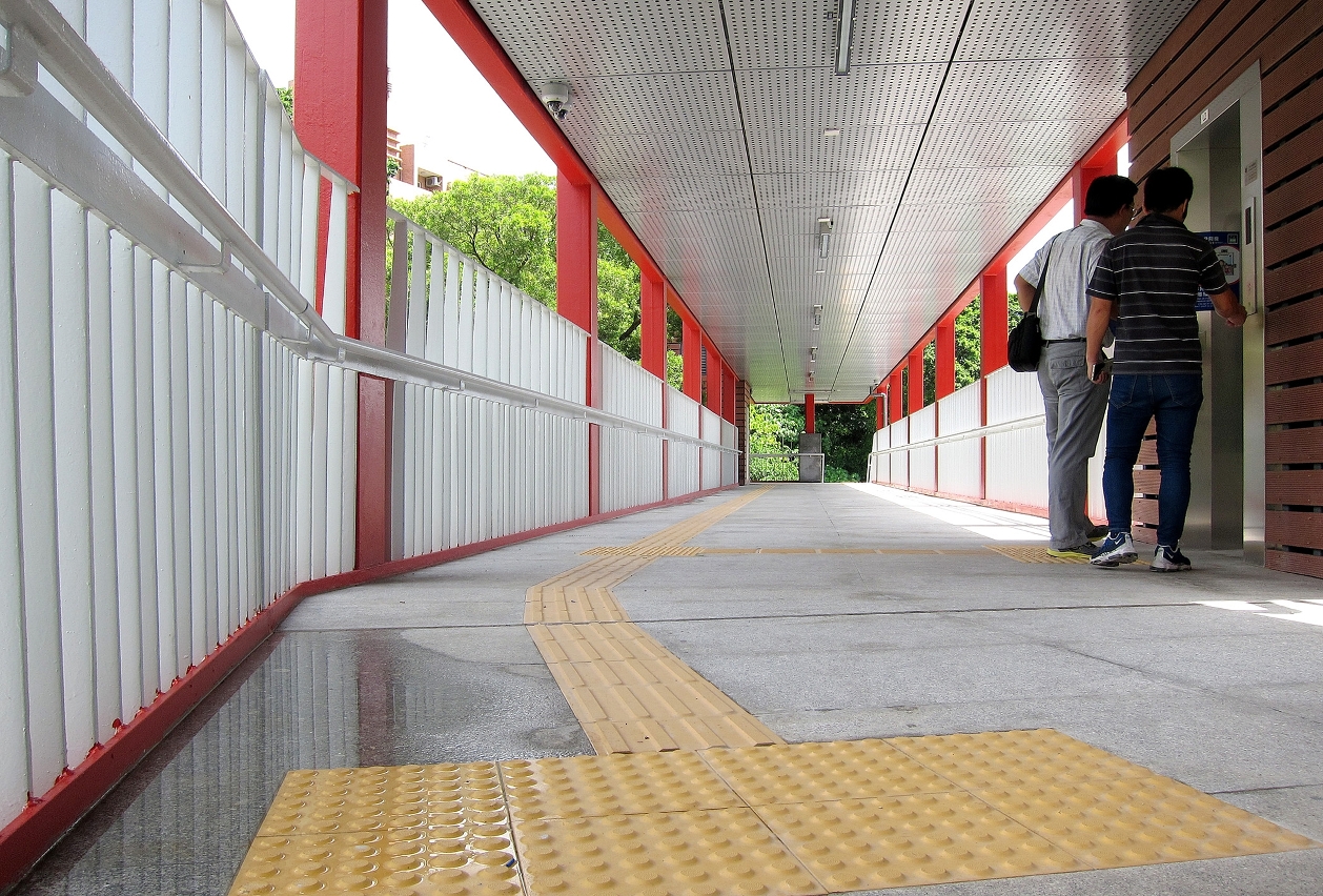 Os dois acessos da passagem superior para peões estão equipados com elevadores e escadas convencionais