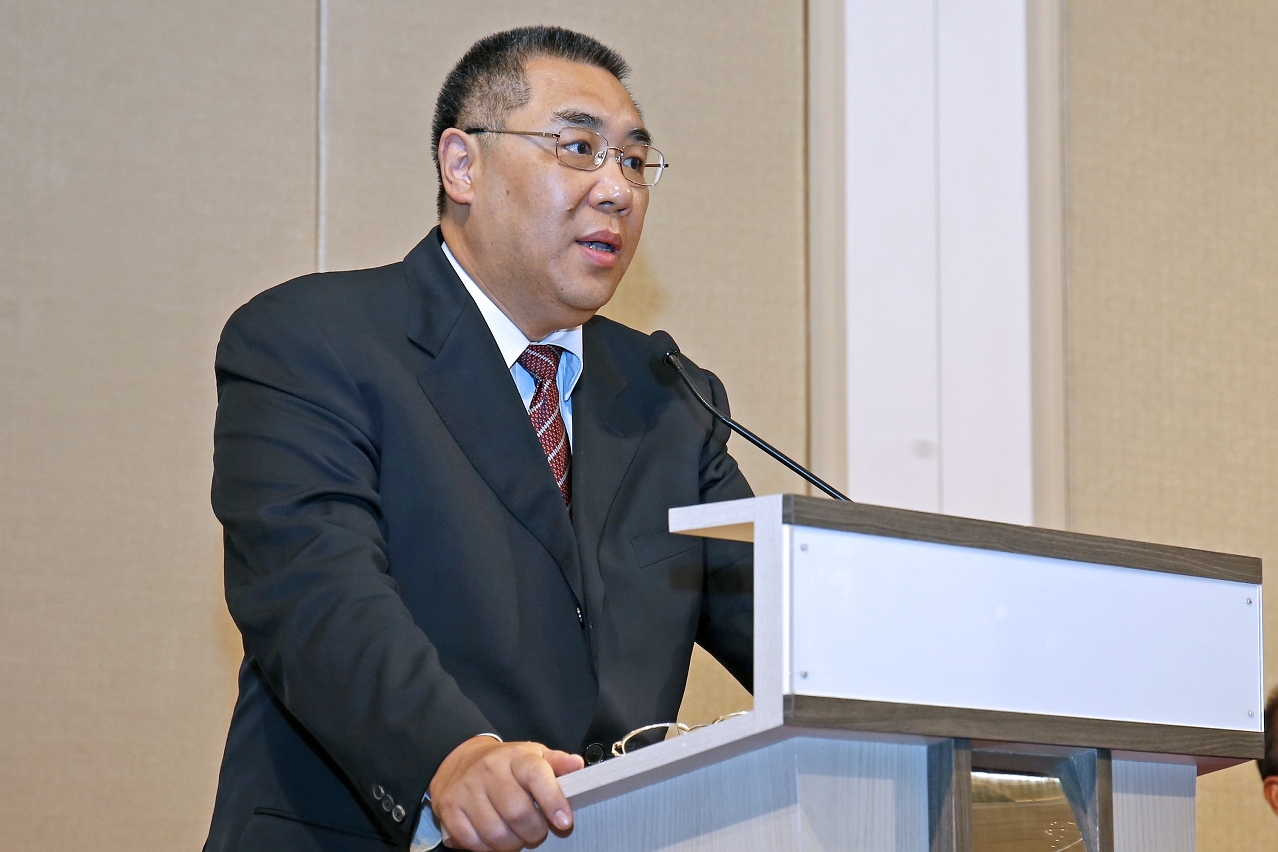 The Chief Executive, Mr Chui Sai On, speaks at a reception for the delegation of high-level officials of judicial and law enforcement agencies from neighbouring countries invited to a meeting on judicial and legal cooperation.