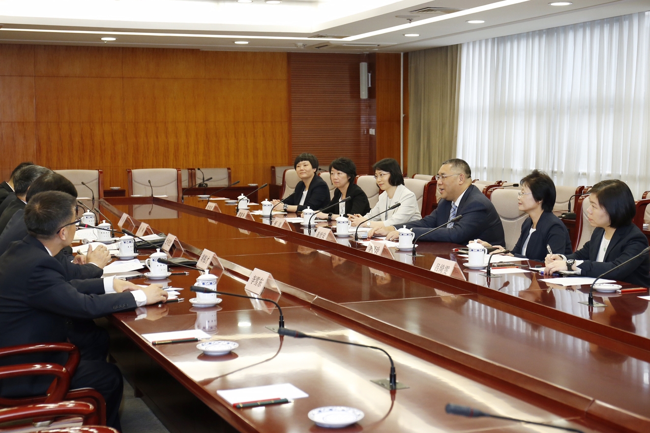 The Chief Executive, Mr Chui Sai On (3rd right), meets with the Chairman of the National Development and Reform Commission, Mr Xu Shaoshi.