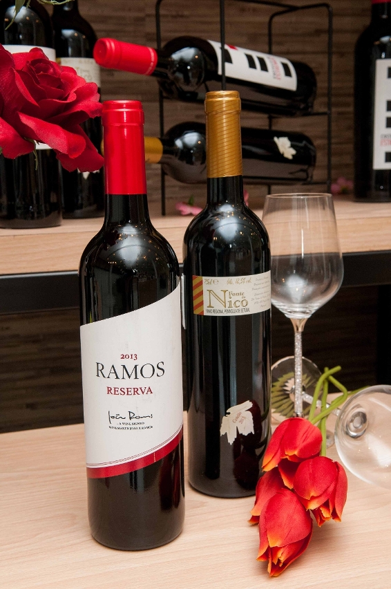 A  “Emall Retalho, Lda.” expôs diversos tipos de vinho tinto na Casa de Vidro