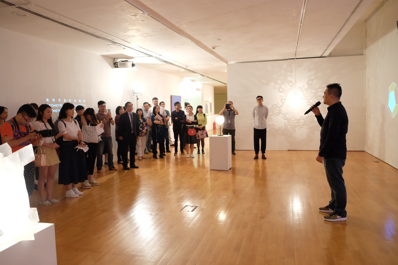 O autor Akin Vong apresenta as suas obras ao público.