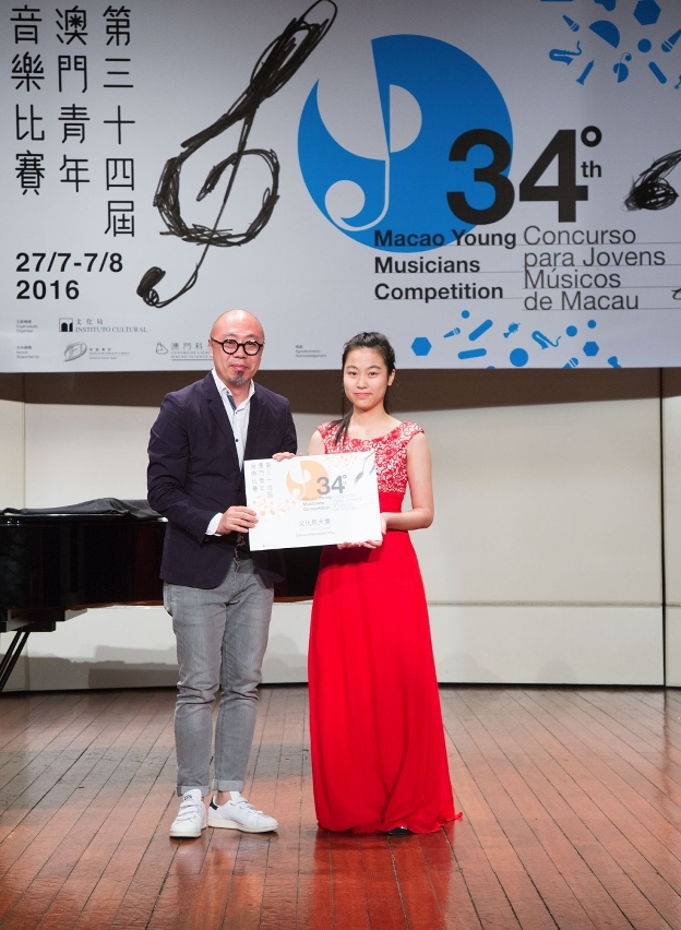 The Head of the Department of Cultural Events of the Cultural Affairs Bureau, Kent Ieong Chi Kin, awarded the Cultural Affairs Bureau Prize to Siu Lai Na.
