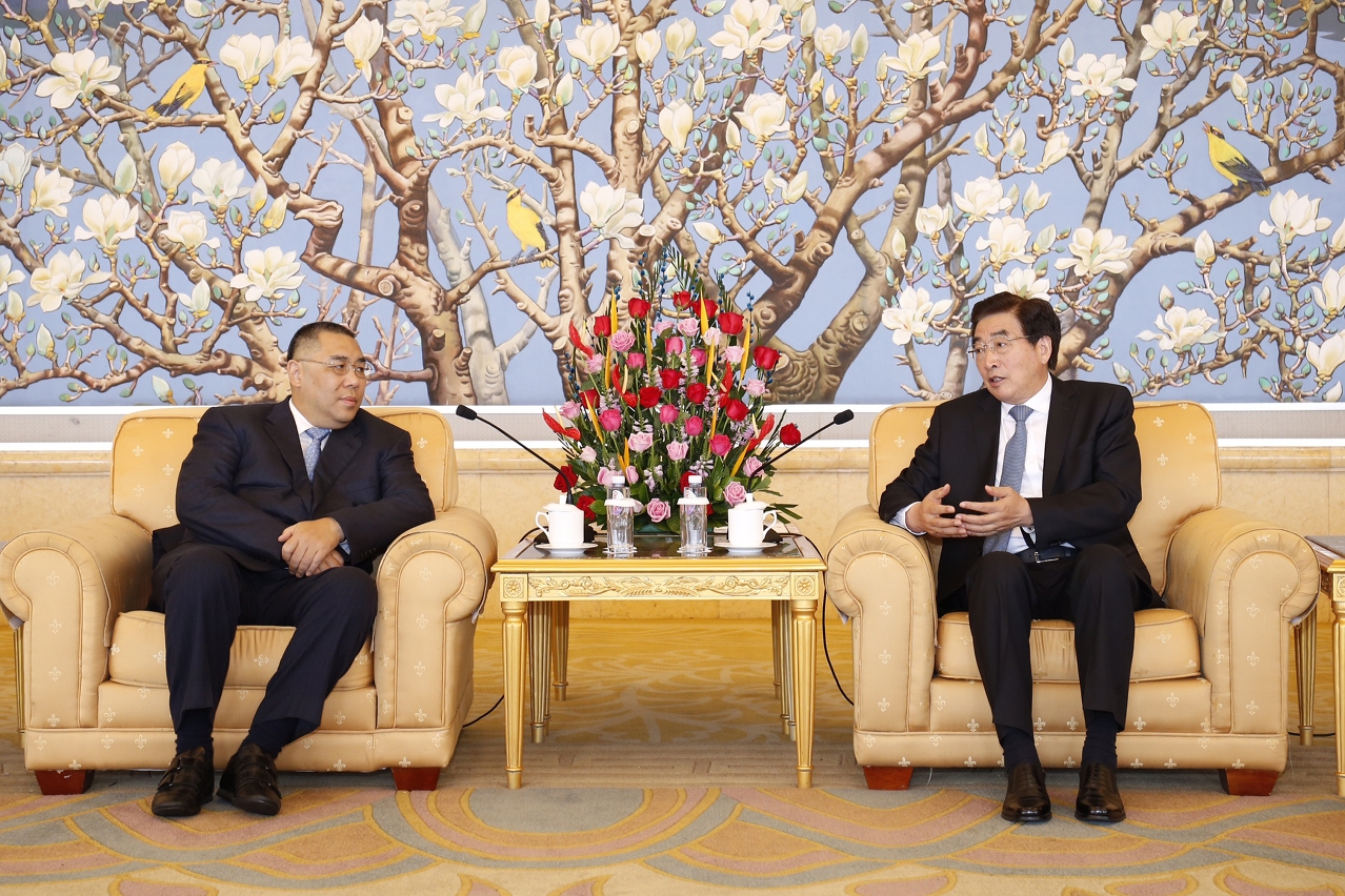 The Chief Executive, Mr Chui Sai On, meets with the Secretary of the Communist Party of China Beijing Municipal Committee, Mr Guo Jinlong (right).