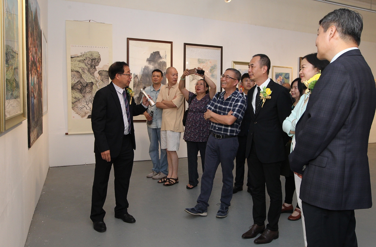 嘉賓參觀“澳門美術協會會員作品展2016”
