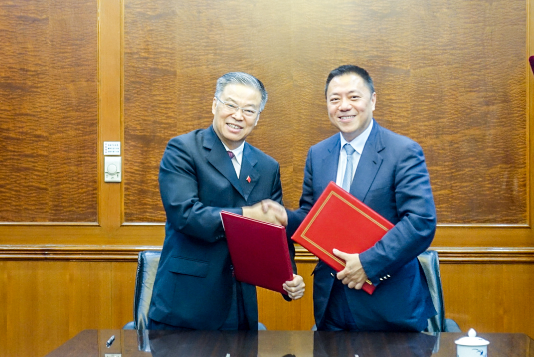 The Secretary for Economy and Finance, Mr Leong Vai Tac (pictured right), and the Deputy Administrator of the State Administration of Taxation, Mr Wang Qinfeng, at the signing ceremony held in Beijing for the Third Protocol to the Arrangement between the Mainland and the Macao SAR on the Avoidance of Double Taxation and Prevention of Evasion of Income Tax.