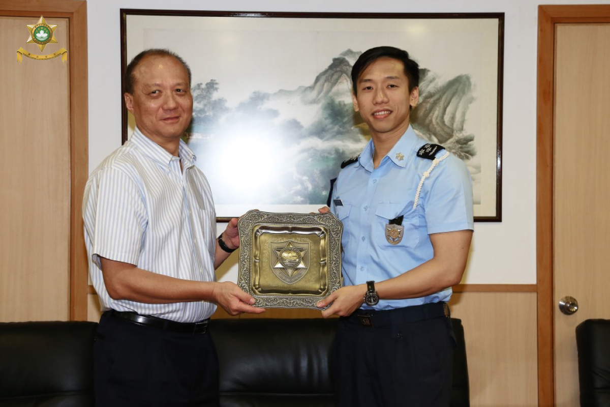 雙方互相致送紀念品