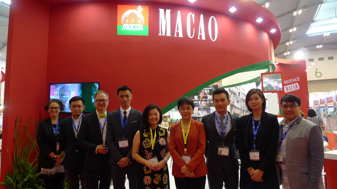 Maria Helena de Senna Fernandes com operadores turísticos e funcionários da DST no stand de Macau na PATA Travel Mart 2016