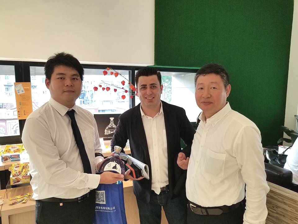 Fernando acertou a cooperação no comércio de Gim com uma empresa de comércio electrónico de China continental, através do Centro