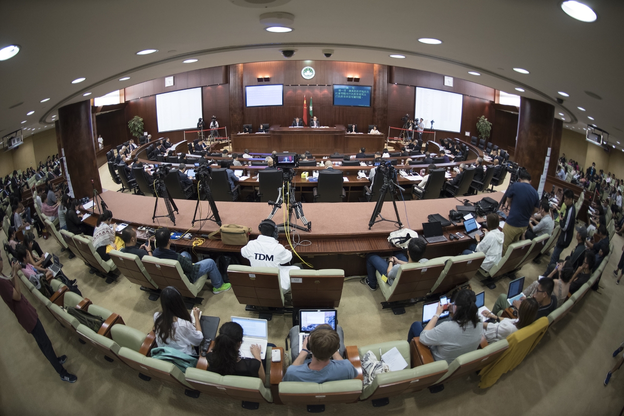 立法會全體會議，行政長官崔世安就政府施政及社會問題回應議員提問。