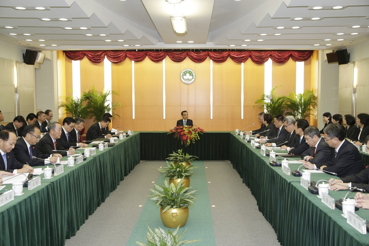 Premier of the State Council, Li Keqiang, is briefed on various aspects of the Macao Government’s work.