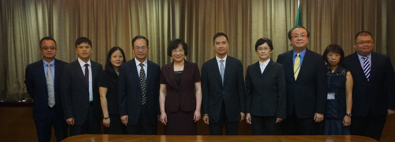 O Comissário da Auditoria de Macau, Ho Veng On (quinto à direita), encontrou-se com a Chefe do Departamento de Auditoria da Província de Guangdong, He Lijuan (quinto à esquerda), para trocar opiniões sobre a auditoria pública.