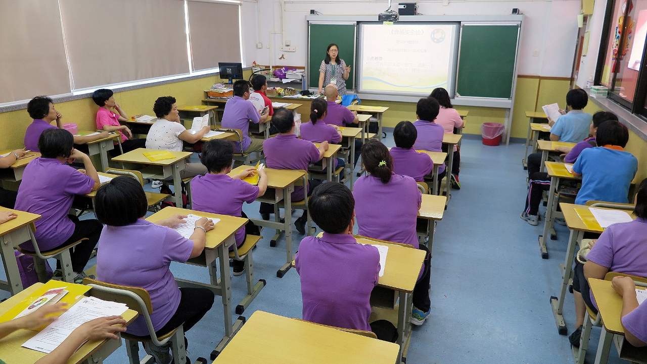 為學校教職員講解影響食物安全的常見成因及預防方法