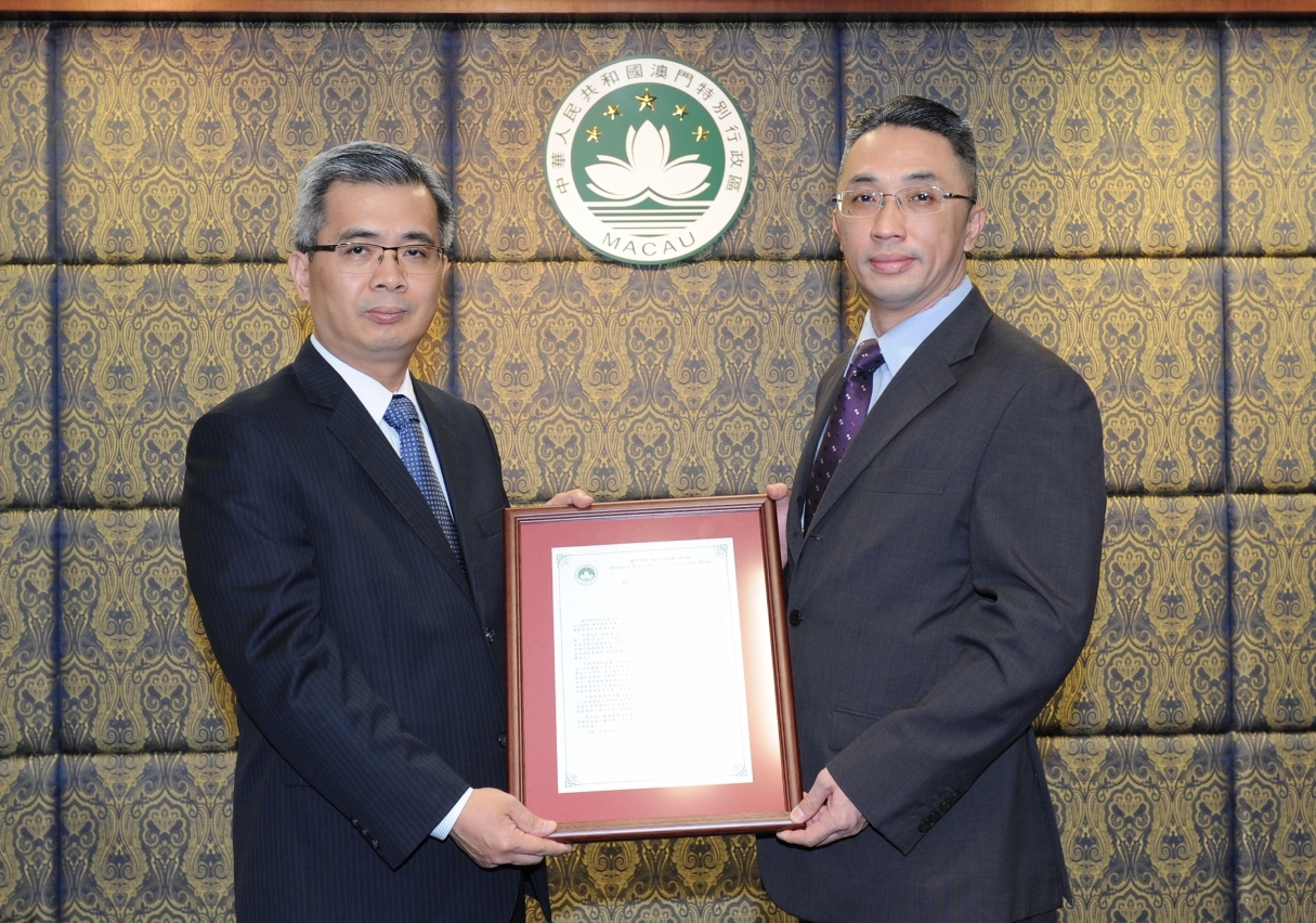 Atribuição de louvor ao Director da Direcção dos Serviços Correccionais, Lee Kam Cheong, pelo Secretário para a Segurança