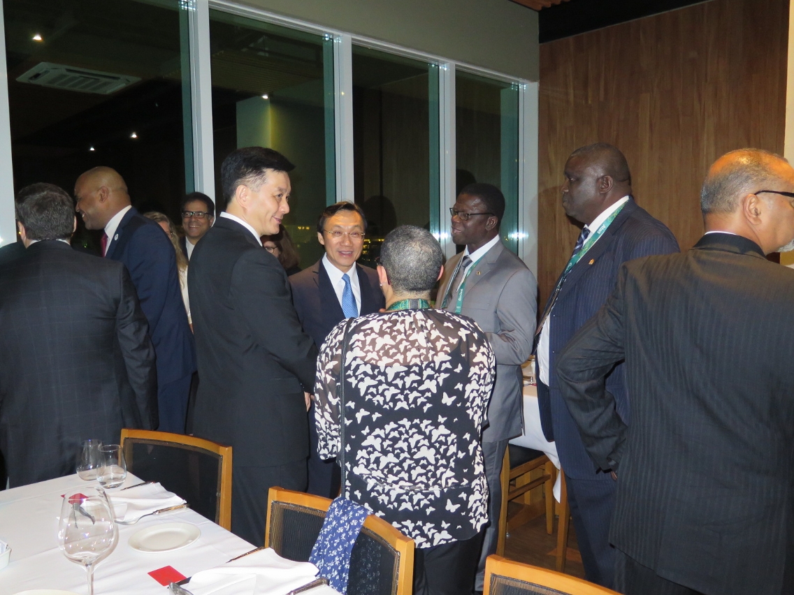 O Dr. Alexis Tam com o ministro do Desporto de Cabo Verde e representantes do Comitê Olímpico daquele país.