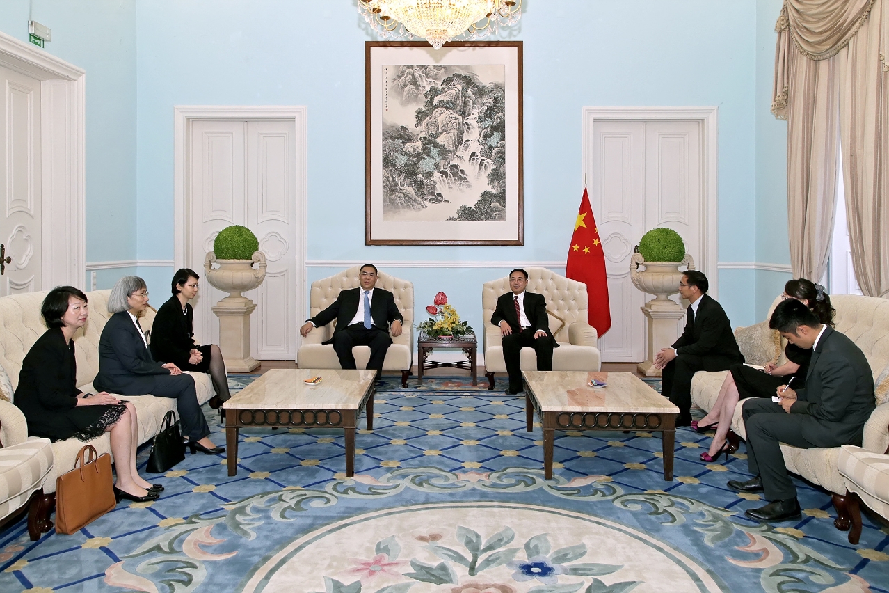 The Chief Executive, Mr Chui Sai On, meets with  the Ambassador of the People Republic of China to the Portuguese Republic, Mr Cai Run