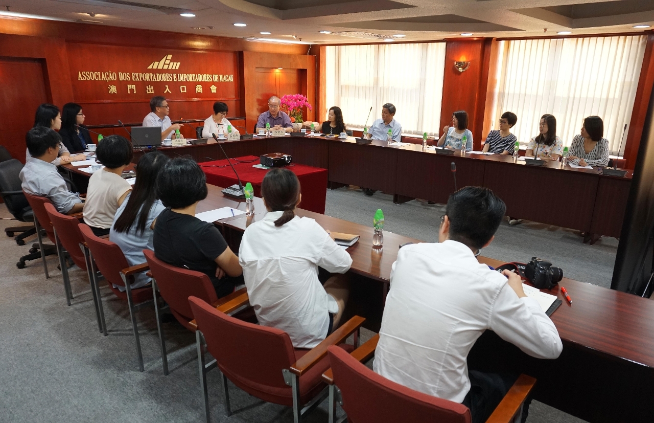 O representante da DSE esclareceu à Associação Industrial de Macau e à Associação dos Fretadores de Macau os conteúdos da alteração da Lei