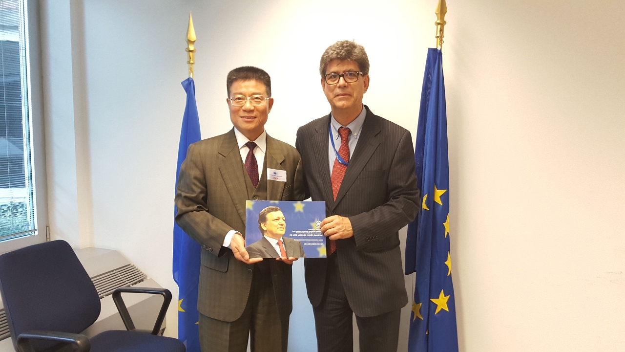 理工學院院長李向玉教授（左）向歐盟口譯總司致送巴儸佐教授特刊
