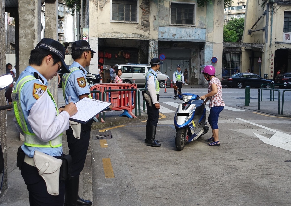 警員對違規駕駛者即時執罰，亦可透過錄像進行事後票控