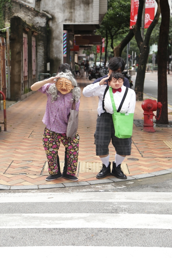 Teatro de rua de marionetas humanas para sensibilizar a segurança no atravessamento pedonal