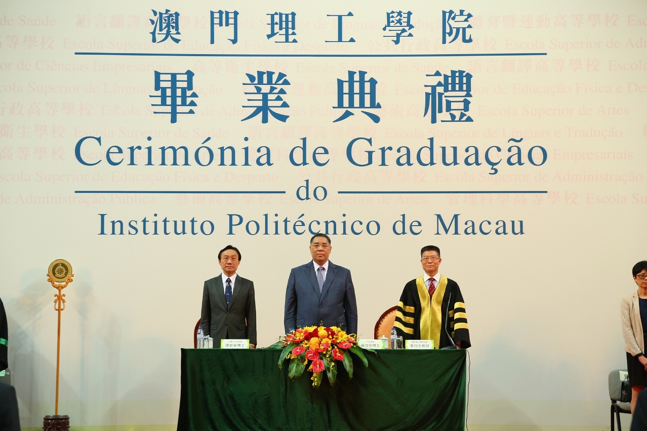 Presença do Chefe do Executivo, do Secretário para os Assuntos Sociais e Cultura e do Presidente do IPM na Cerimónia de Graduação do Ano Lectivo de 2015-2016 do IPM