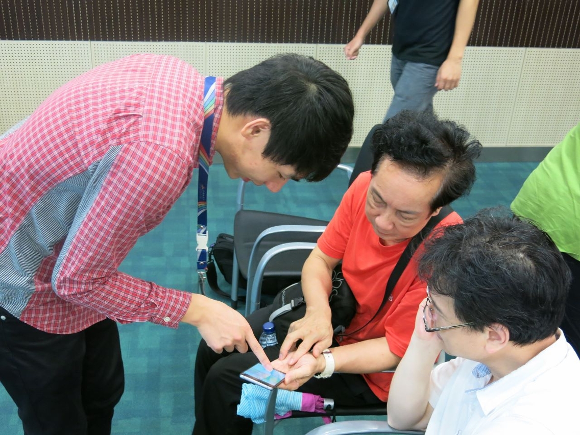 交通事務局人員向巴士之友示範App操作