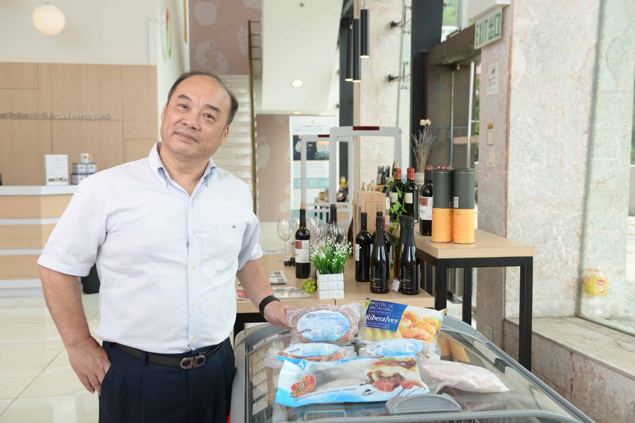 O gerente da “Sociedade de Distribuição e Transportação Nam Kwong Kok Fong Limitada”, Zheng Guanmin