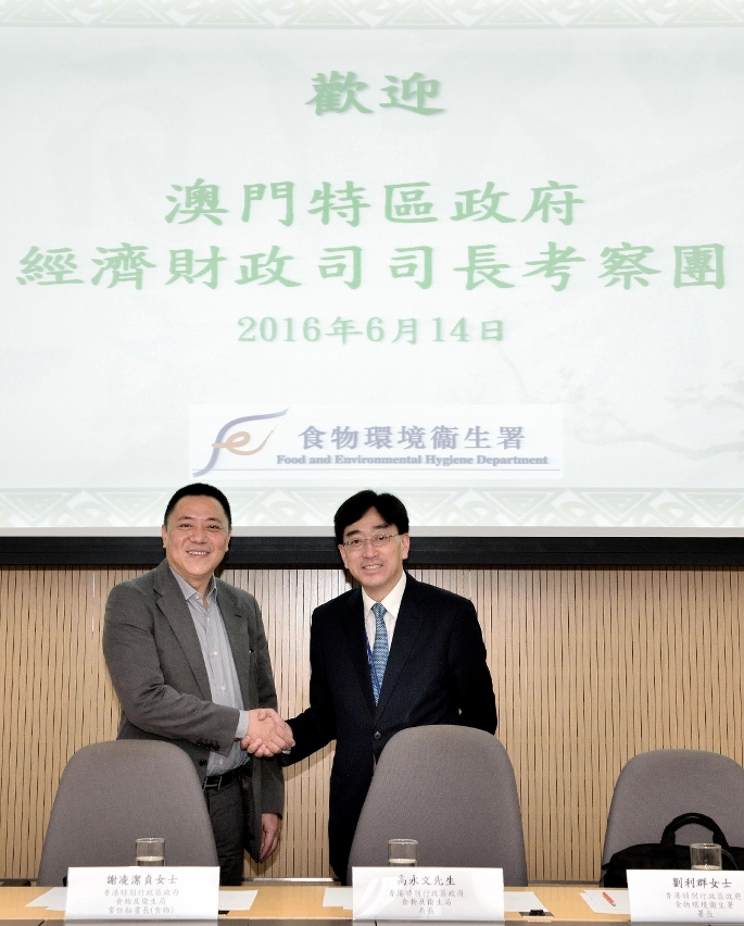 Encontro entre Secretário para a Economia e Finanças da RAEM, Leong Vai Tac, e Director dos Serviços para a Alimentação e Saúde de Hong Kong, Ko Wing-man