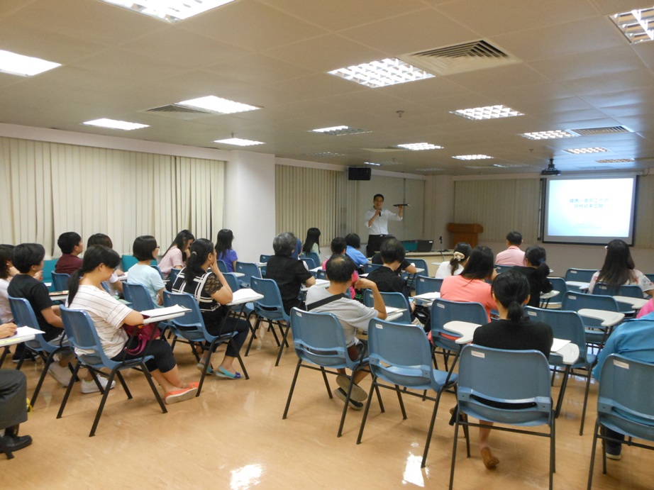 O representante dos Serviços de Saúde partilha informações sobre como se pode transformar um bar no campo duma escola para uma base de educação para a promoção de alimentação saudável.
