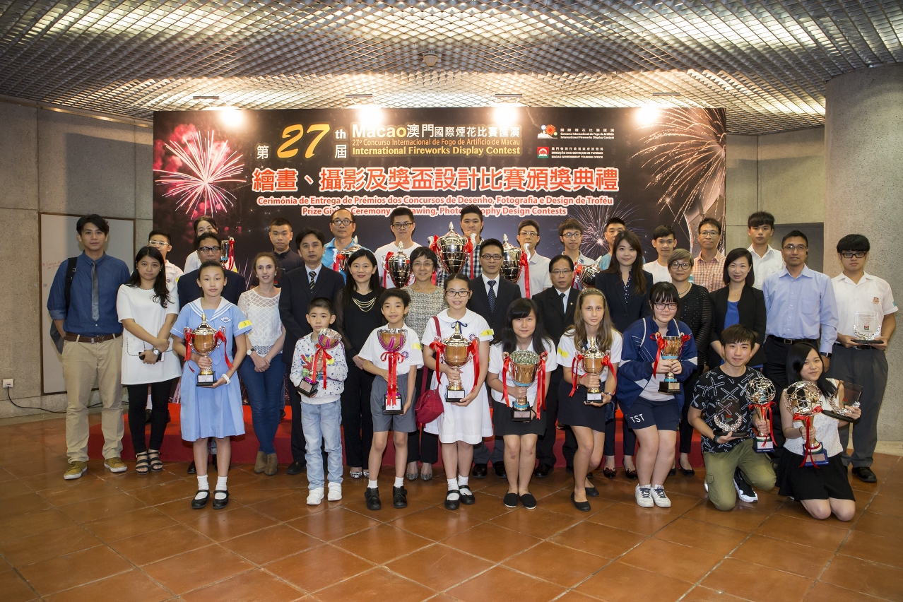 Director Senna Fernandes and contests winners