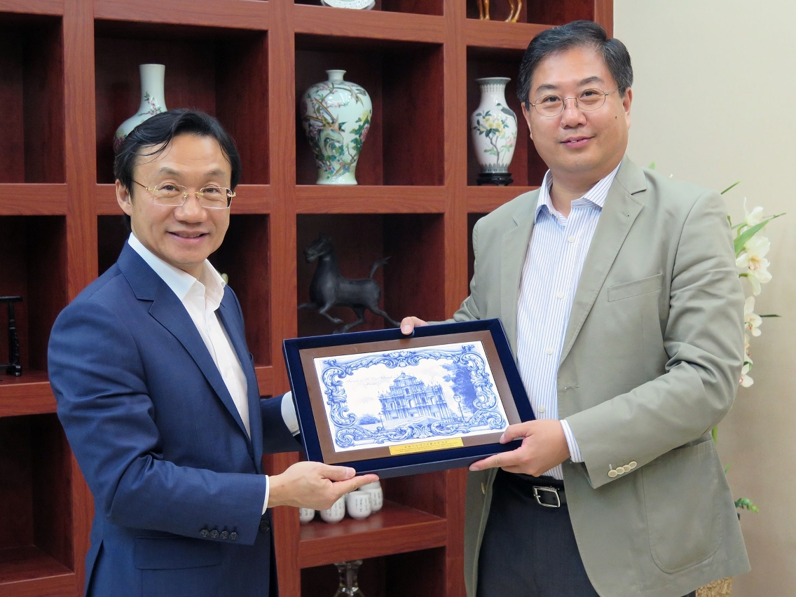O Doutor Alexis Tam entrega uma lembrança ao Embaixador Liu Hongyang