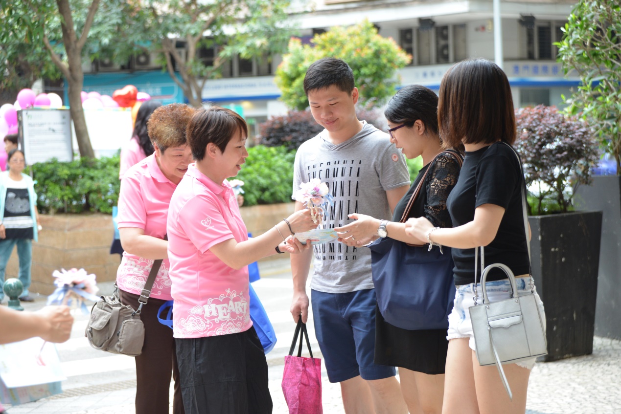 義工向市民宣傳服務並派發紀念品