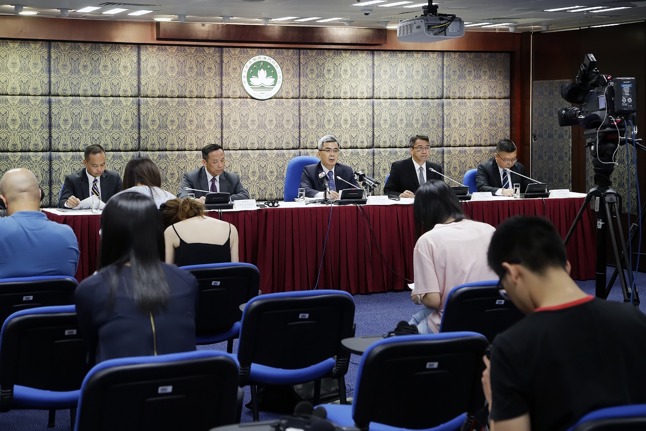Secretary for Security, Mr Wong Sio Chak, releases the crime figures of the first quarter of 2016 at a press briefing.
