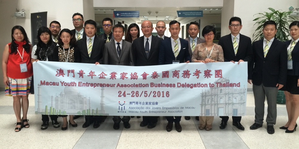 Membros da Associação dos Jovens Empresários de Macau com o Subdirector SOMDET SUSOMBOON do Ministério do Comércio da Tailândia