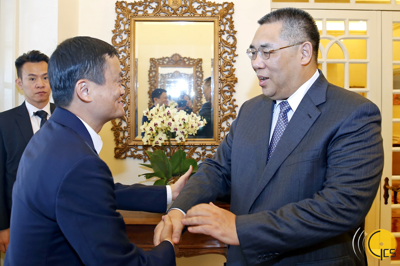 Chief Executive, Mr Chui Sai On, greets the President of the General Association of Zhejiang Entrepreneurs, Mr Ma Yun (left), before a meeting held at Santa Sancha