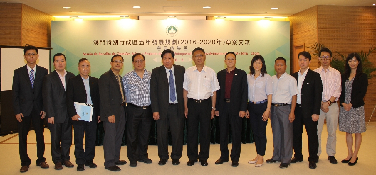 Fotografia de grupo de representantes da Associação Comercial de Fomento Predial de Macau e de responsáveis do Gabinete de Estudos das Políticas