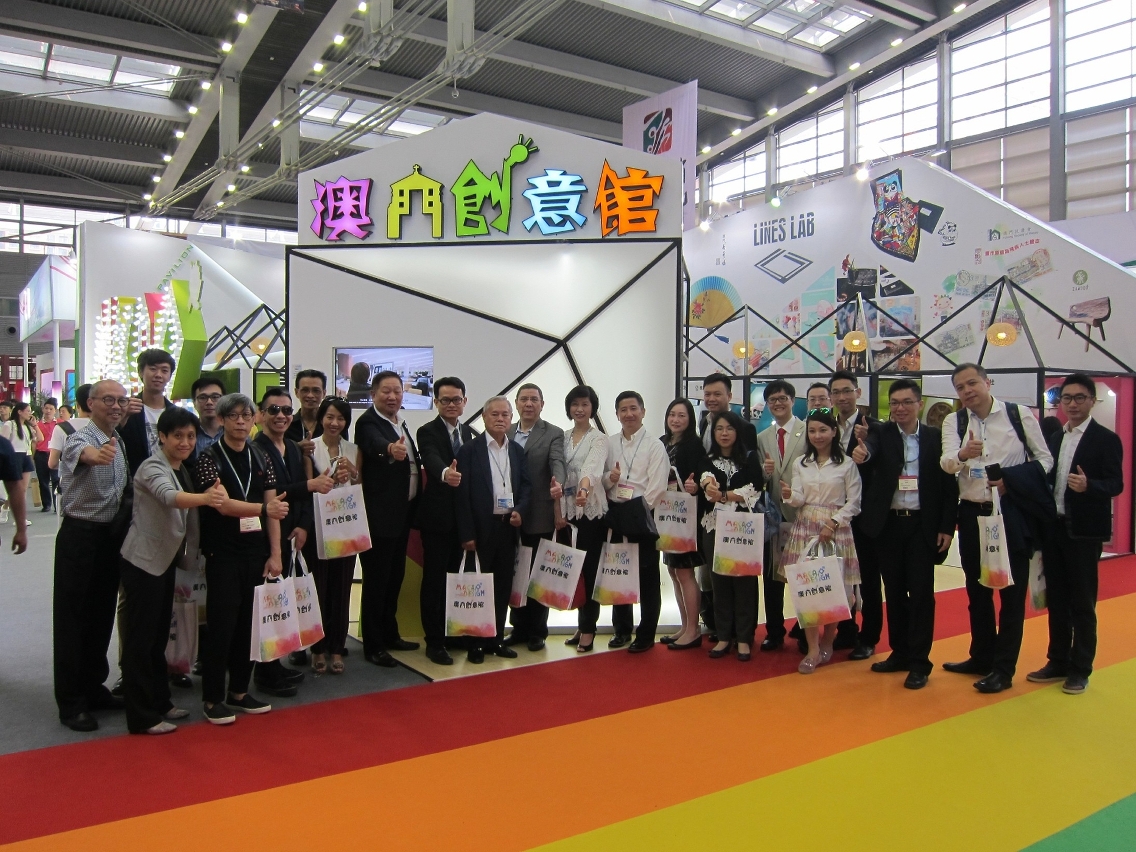 Convidados e membros das entidades culturais e criativas de Macau que participaram no Pavilhão da Criatividade de Macau
