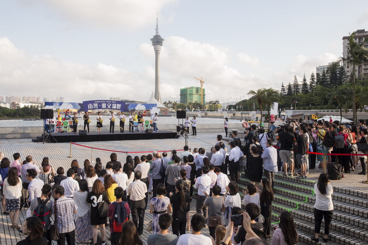 Secretary Tam and other guests officiate the “Anim’Arte Nam Van” launch ceremony