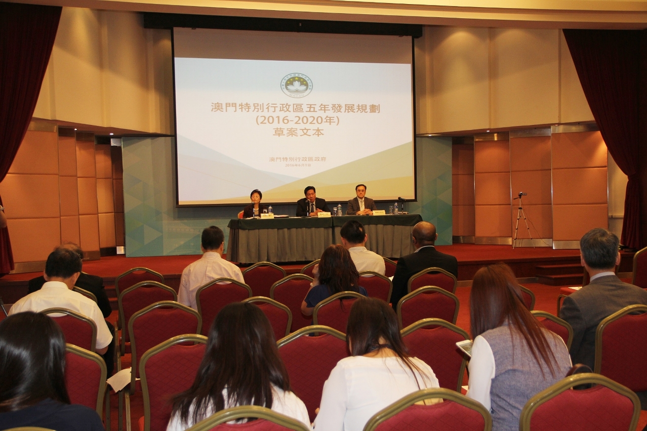 Sessão de recolha de opiniões sobre o projecto do Plano Quinquenal de Desenvolvimento da Região Administrativa Especial de Macau (2016-2020) destinada aos organismos consultivos da área do Secretário para os Transportes e Obras Públicas